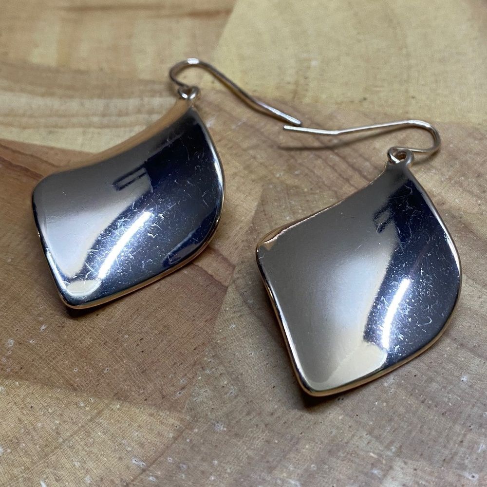 * gold wave dangle earrings 1.5" Long 1980